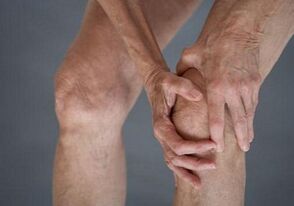auto -massaje de la rodilla con artrosis